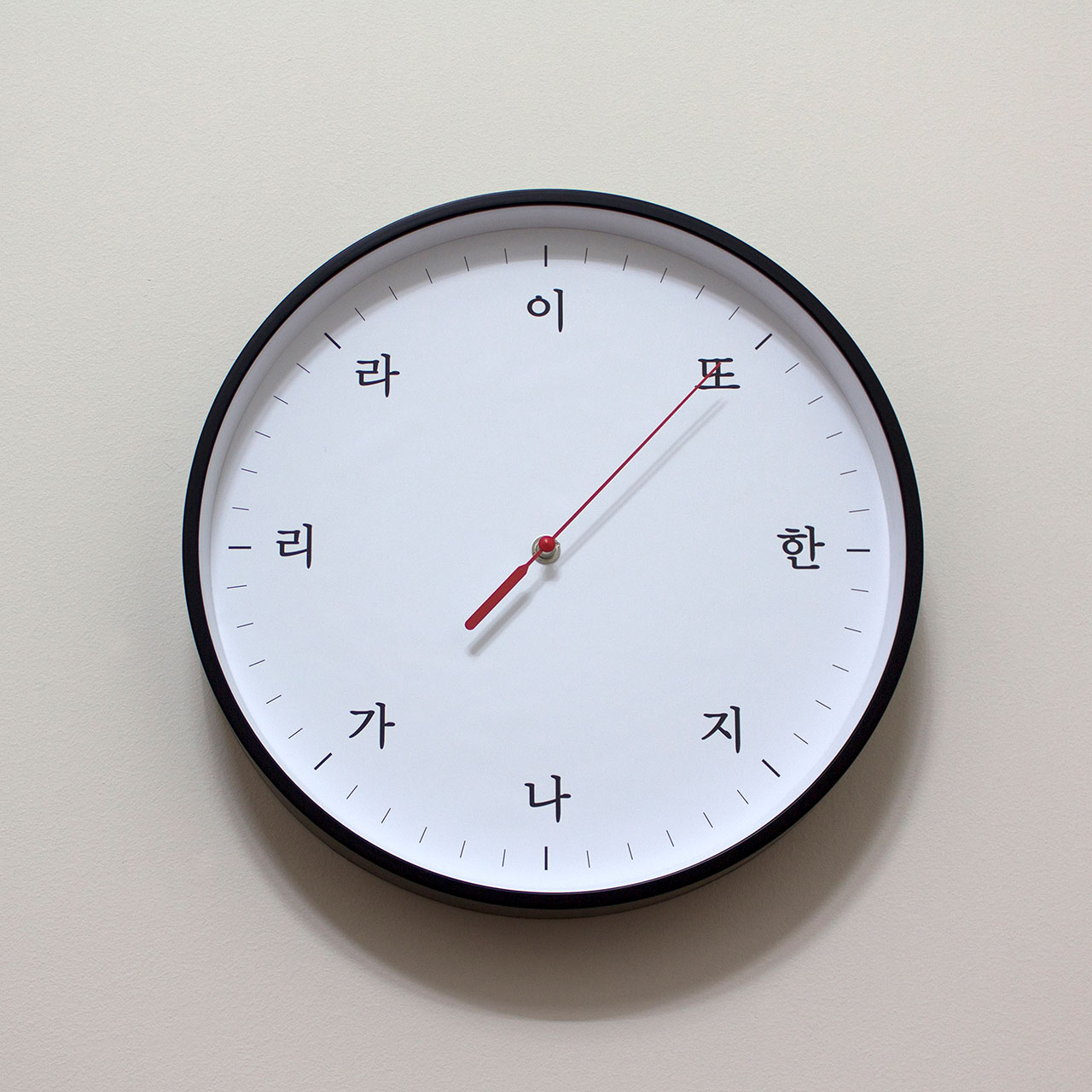 심아빈-메인이미지-,-시계-방향으로-(Clockwise),-2017,-clock,-30.4×30.4×4.8cm
