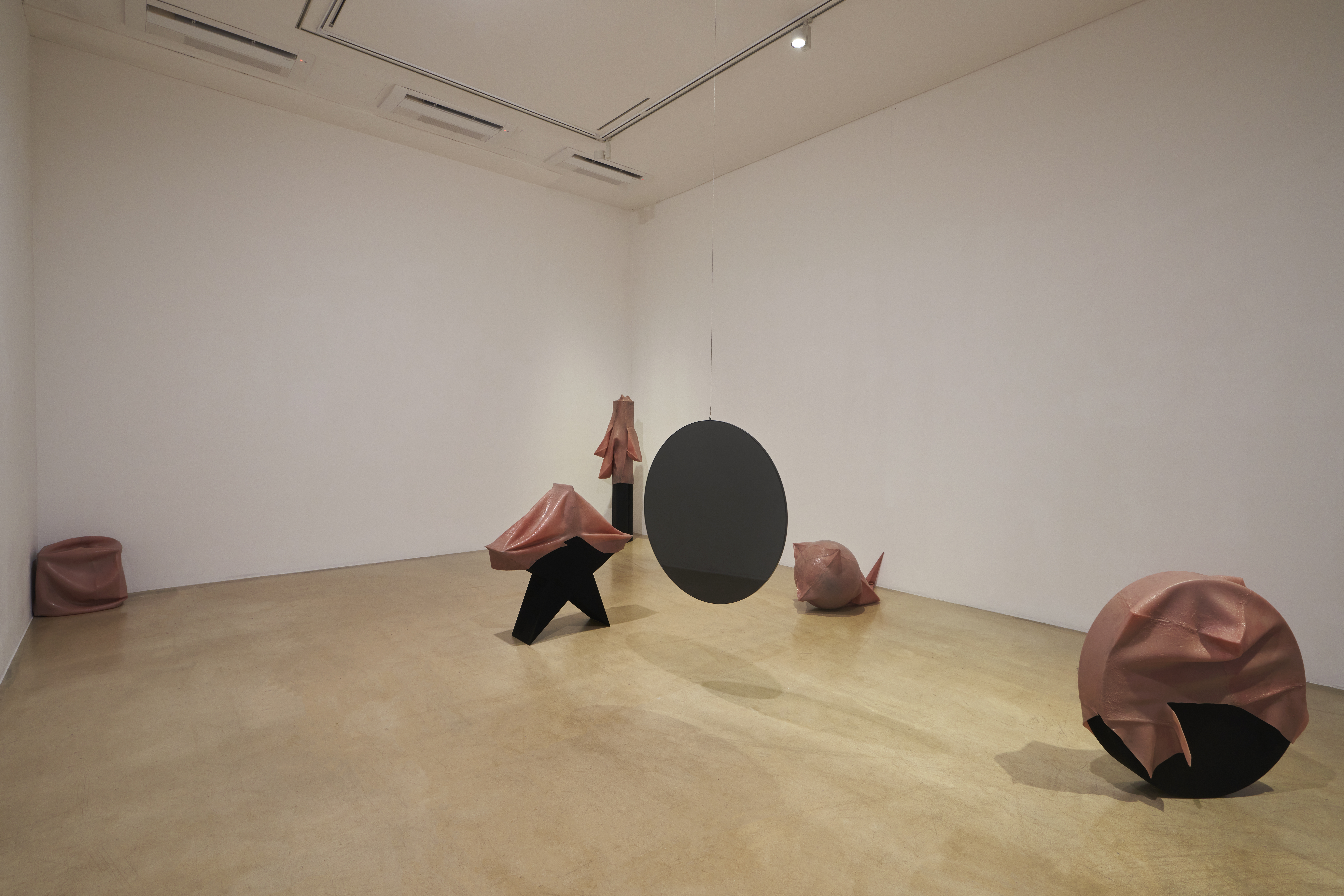 Me, No(Yellow Blues), 2021, 전시 전경. 원앤제이갤러리 제공. 사진 이의록