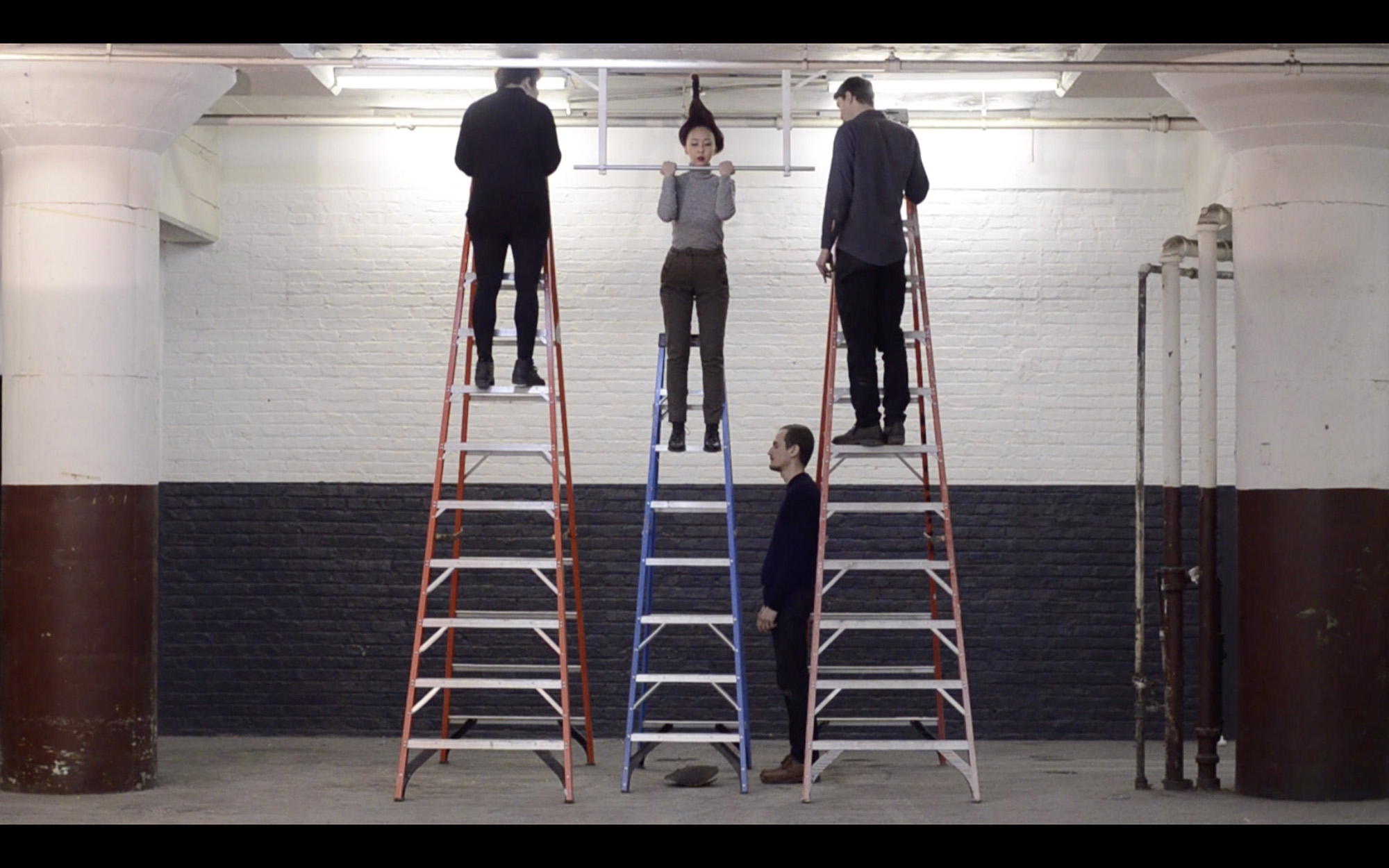 윤지영, 달을보듯이보기, 2013-2014, 퍼포먼스, 단채널 영상, 사운드, 2분 44초