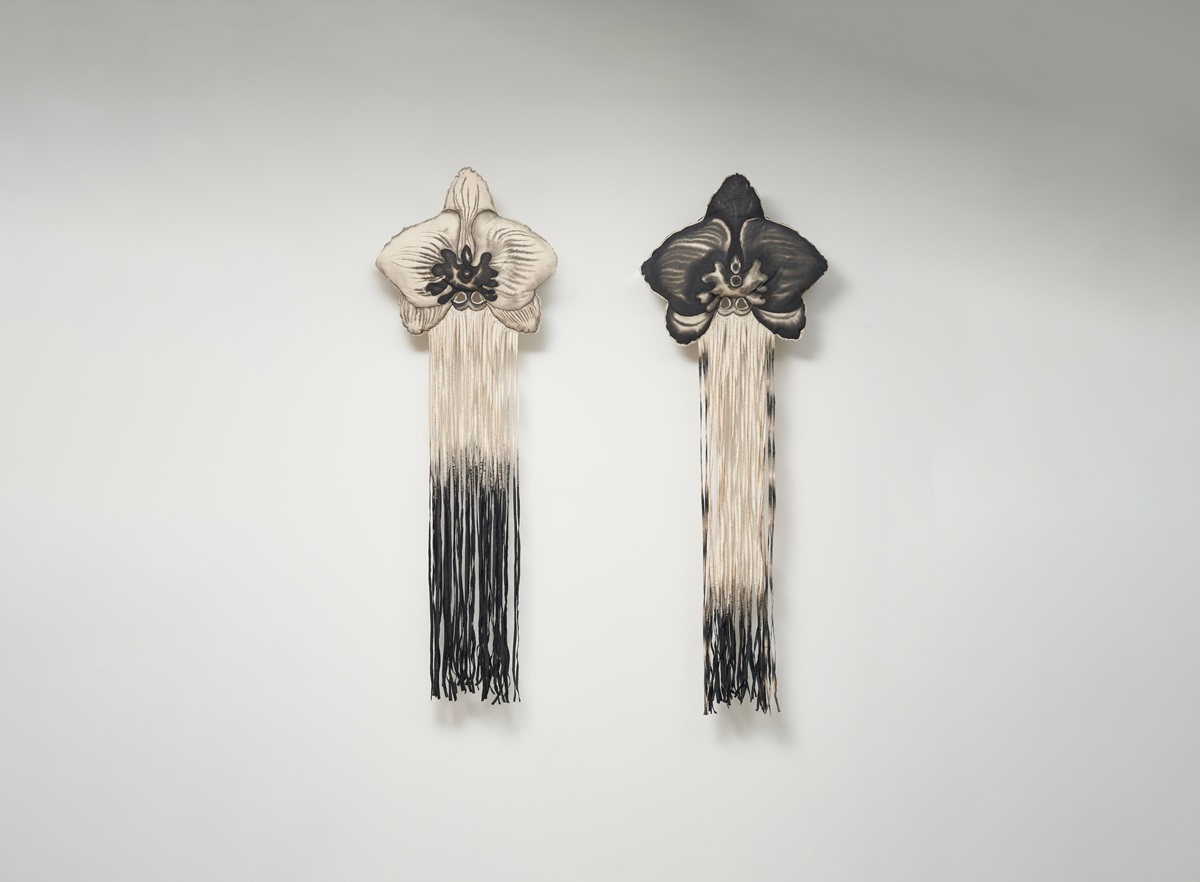 [저화질] (가로형) 한상아, flesh 1, 2024, 광목에 먹, 솜, 실, 스테인리스 스틸 프레임, 230x80x20cm; 한상아, flesh 2, 2024, 매체 및 사이즈 동일