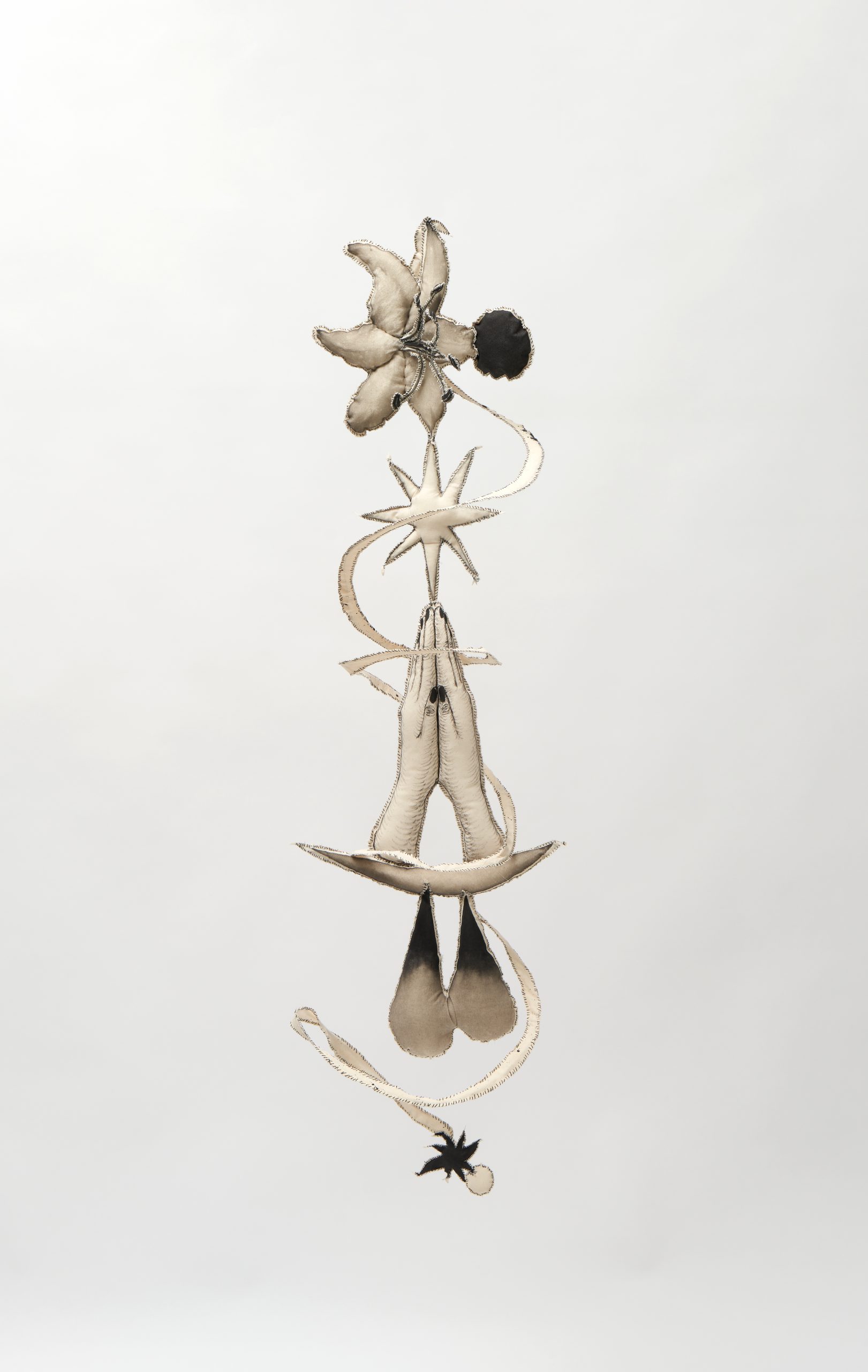 한상아, 소공탑2, 2024, 광목에 먹, 실, 솜, 와이어, 120x40x20cm (행잉)