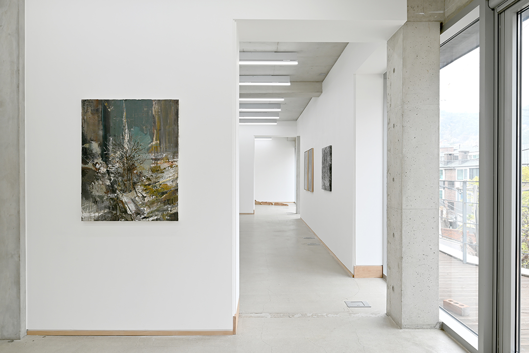 강동주, 문이삭, 한성우 ≪흔적의 깊이≫ 2층 전시전경 - A-Lounge Contemporary (14)