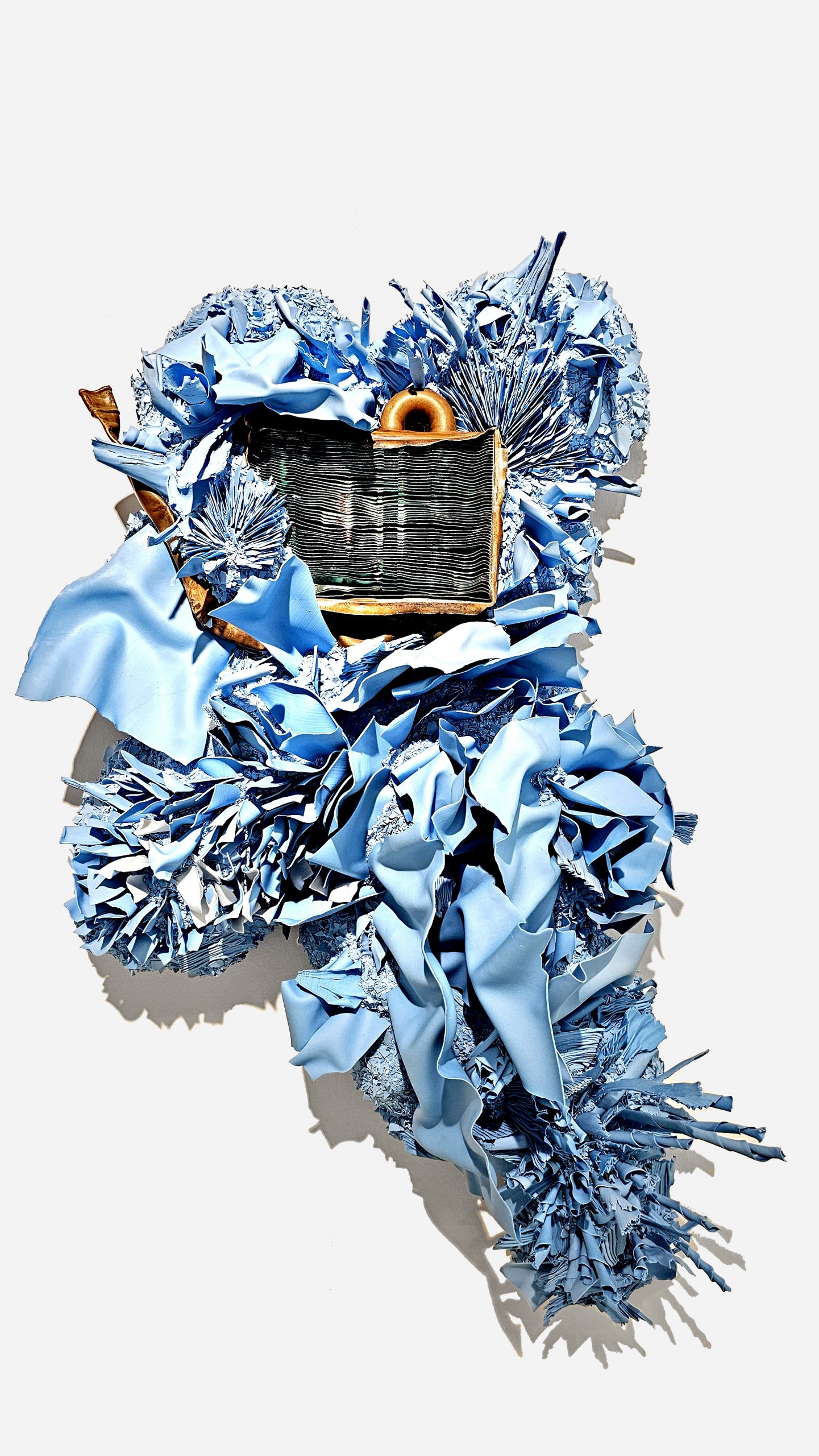 김지아나, To face myself_029, 2025, Porcelain, discarded objects, mixed media, 50x78x28cm